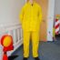 žute vodootporne hlače i jakna